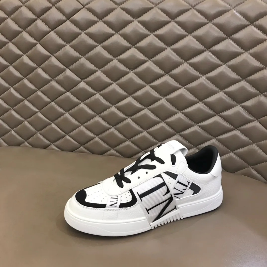 p440 "Valentin*" new spring and summer calfskin lace-up sneakers. No man should be able to refuse these shoes. The classic color scheme is so handsome! Purchase a high-precision replica of the original version to instantly sell off the market currency! 6 VLTN logo rubber effect straps - Valentino Garavani Logo printed on the back and tongue, all materials are customized to ensure quality! Size: 38-44